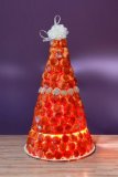 Croquembouche - slavnostní dort složený z odpalovaných profiterolek plněných vanilkovým cukrářským krémem, dekorace jsou z taženého karamelu.